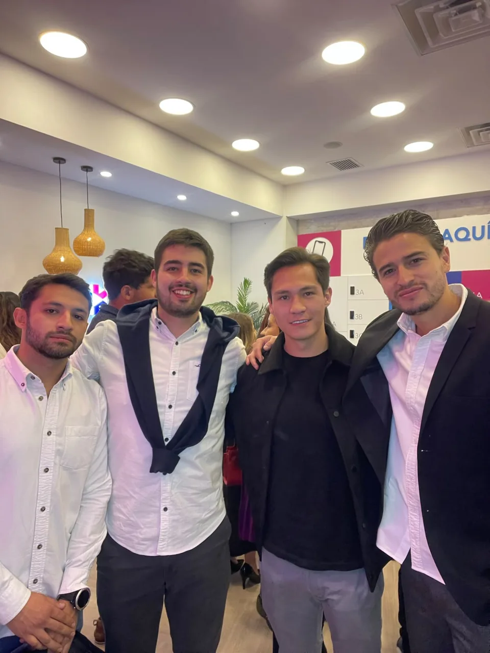 Cuatro asistentes reunidos durante un evento de networking.